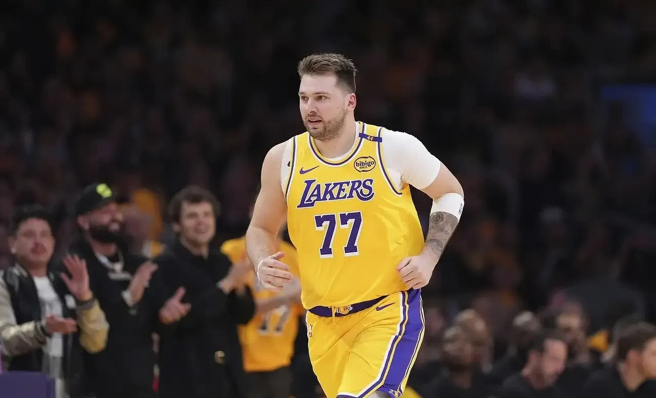 东契奇回归赛场，败北首场状态亮眼，老鹰观众沸腾！的简单介绍